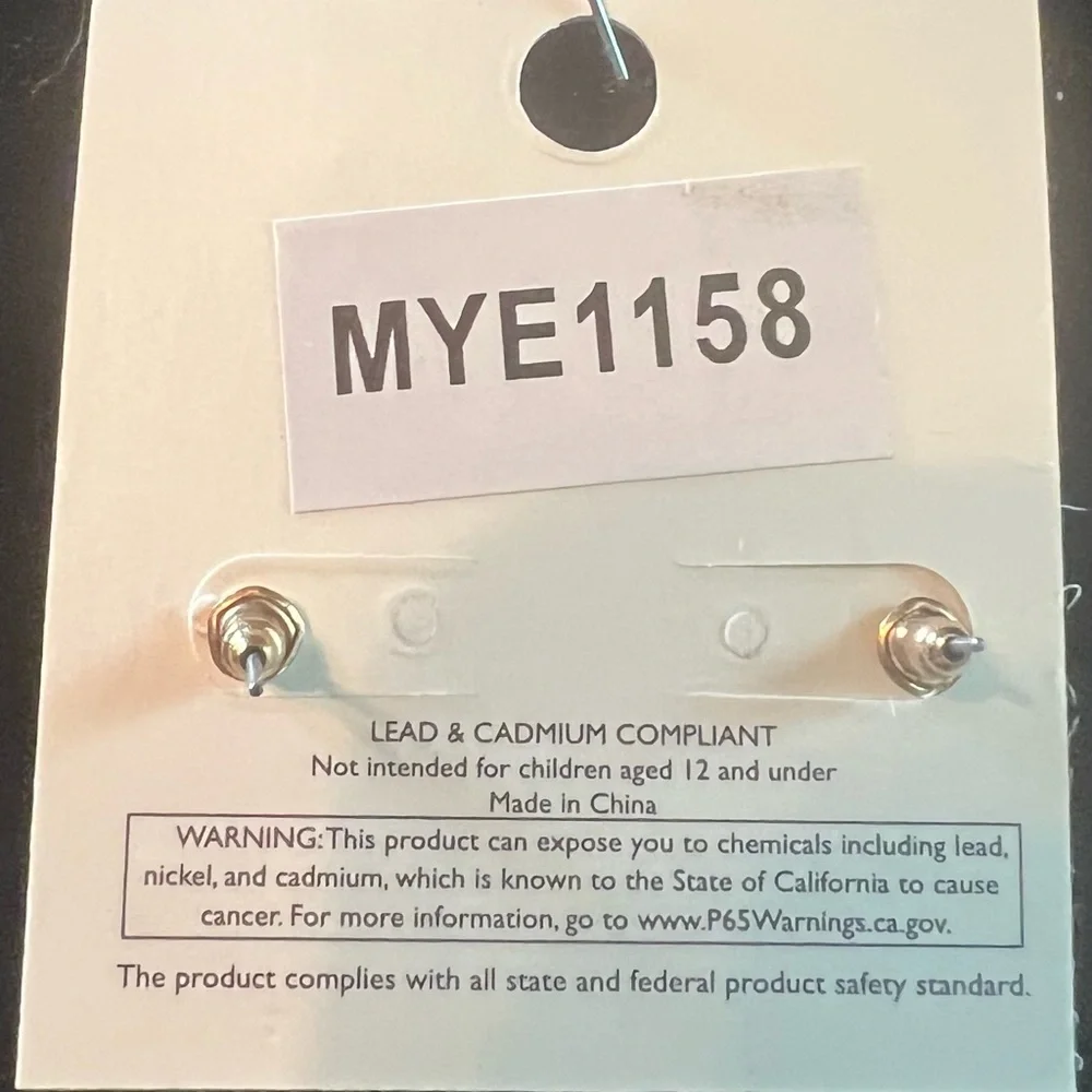 Riah Fashion Pineapple Earrings - Picture 2 of 3